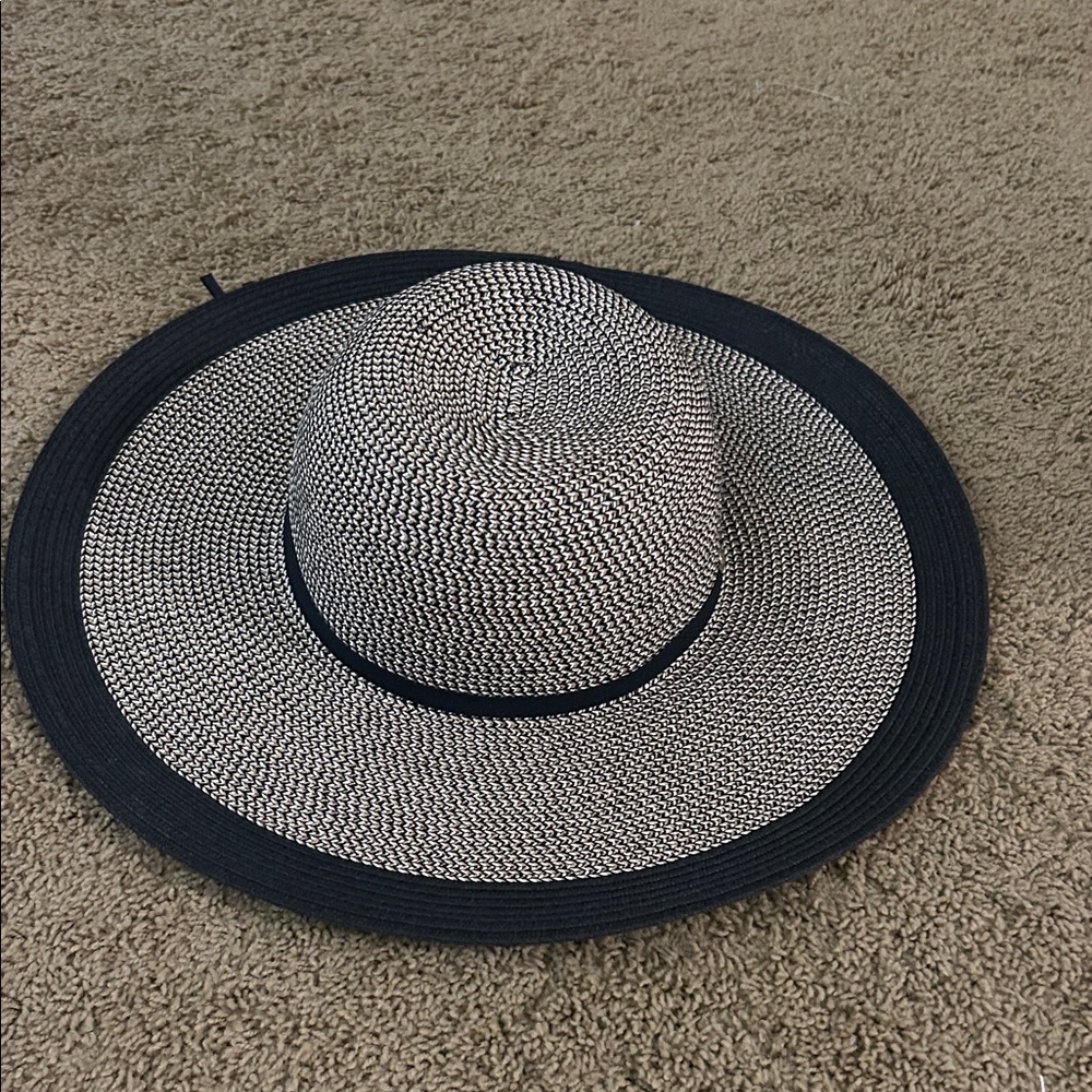 Stylish Black and White Wide Brim kooringal sun hate